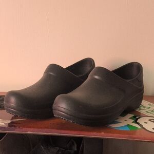 CROCS Women's Neria Pro Black Clogs